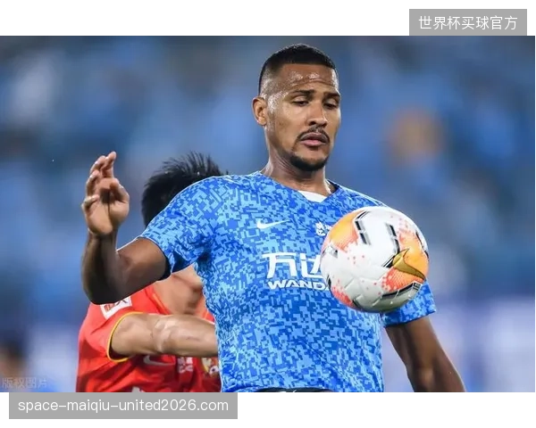 FIFA新规或部分缓解高温影响,但无法根除极端气候挑战。 FIFA新规或部分缓解高温影响,但无法根除极端气候挑战。